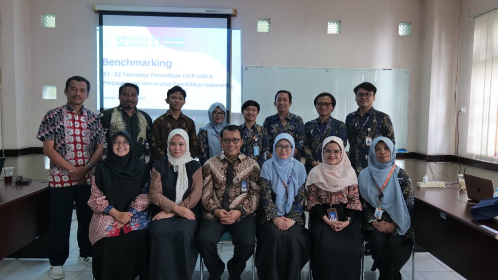 Foto bersama jajaran pegawai perpustakaan UPI dan Prodi Teknologi Pendidikan UNS